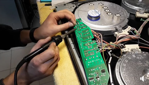 Naprawa układu elektronicznego w płycie ceramicznej Bosch